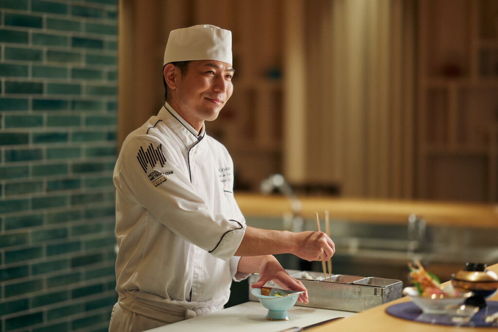 JR東日本大飯店台北HAYASE日本料理推出的「迎春親睦會」運用到貨的新鮮食材變化，開創無菜單料理來呈現，每一道菜都是由料理長郡司行雄親自掌管，不假他人之手。