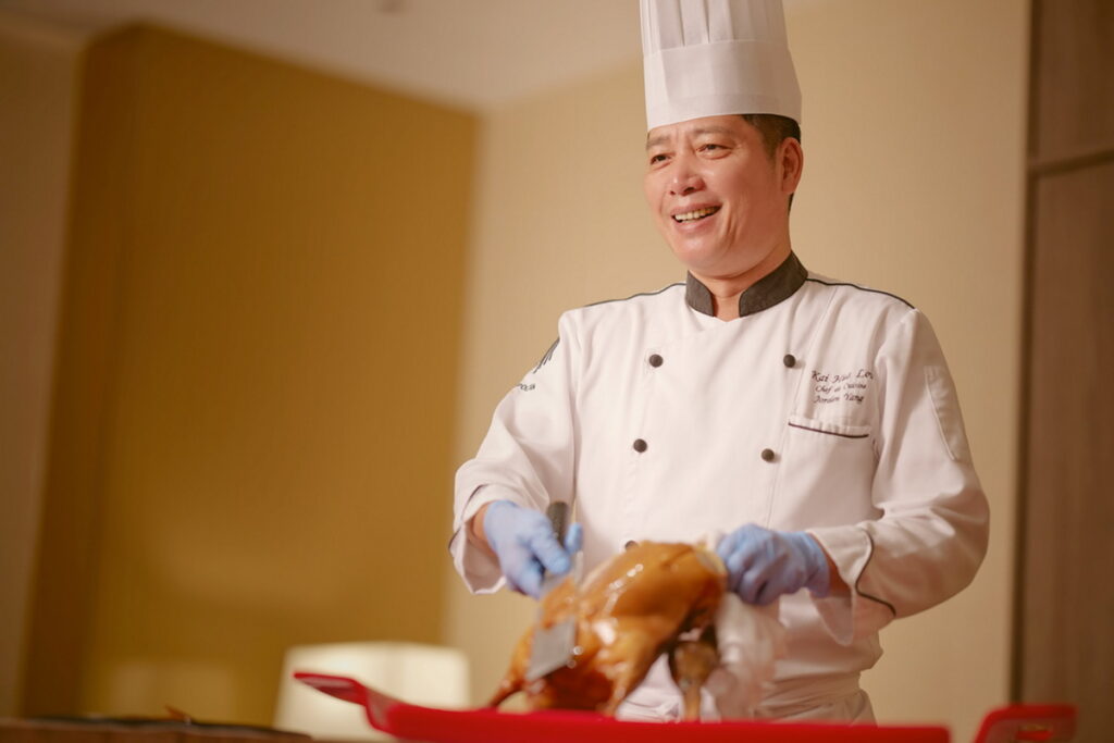 JR東日本大飯店台北凱華樓的楊德興主廚曾榮獲中華與歐洲廚藝金牌之榮耀的楊德興主廚以專研北京料理，尤以宮廷養生料理為最，推出受饕客喜愛的宮廷美食料理。