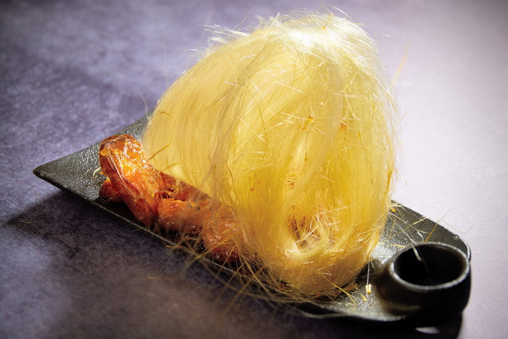JR東日本大飯店台北的「凱華拔絲」地瓜外脆內嫩，甜香不膩，由純人工不停拌扯化作金絲萬縷，有如金髮芭比的髮絲令人驚豔。