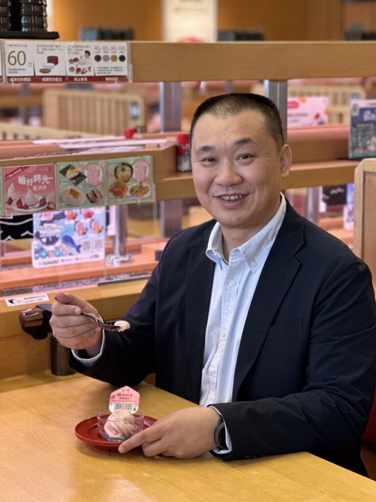 大苑子總經理邱瑞堂至壽司郎品嘗莓好時光霜淇淋