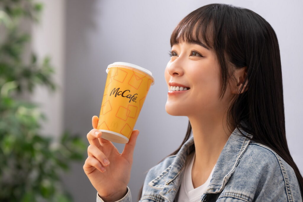 麥當勞為回應粉絲對經典風味的喜好，3月27日起「焦糖冰奶茶」正式回歸長期供應菜單