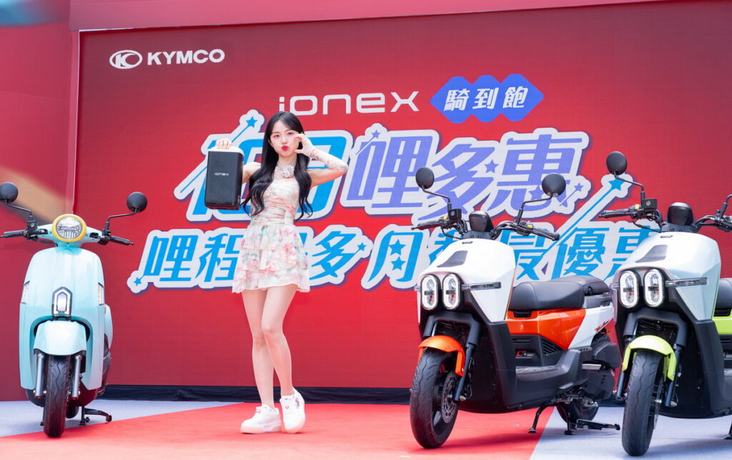 啦啦隊女神李多慧以一身碎花洋裝靚相全球機車專業品牌光陽工業(KYMCO)品牌記者會。
