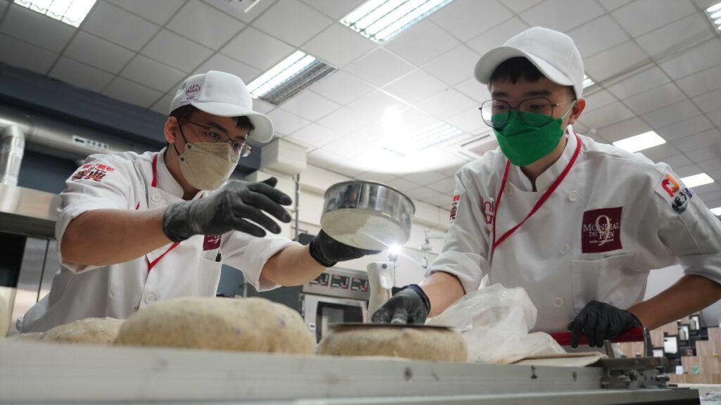 烘焙王麵包大賽規定參賽選手需帶領學生助手協力完成，藉由賽事傳遞烘焙工藝傳承的使命。