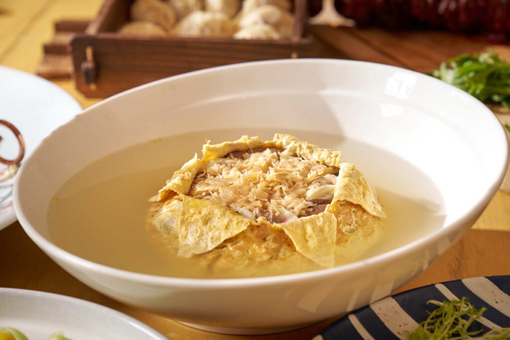 菊花干貝湯是早期經典的酒家菜之一（台北福華大飯店提供）