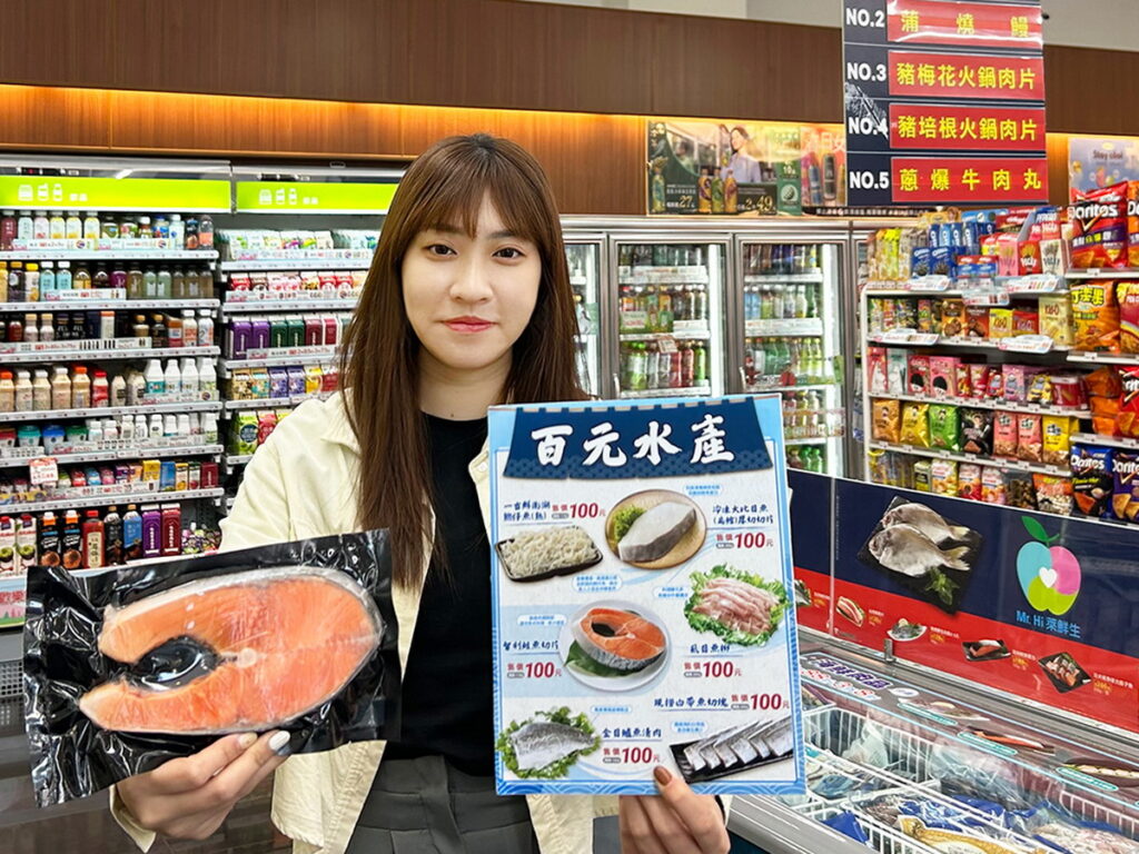 萊爾富瞄準小家庭及單身上班族的自煮商機，推出百元水產專區，像是推出油脂豐富、肉質細緻的智利鮭魚切片170g，單件NT 100元。
