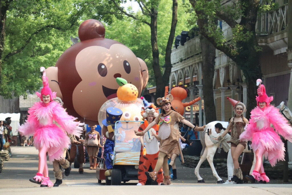 「動物派對-外星獸入侵」4月4日萌獸登場囉！六福村除了推出一系列保育員貼身照顧動物的小故事與科普，以及能近距離觀看台灣黑熊與狐獴的日常生活外，今年更是精心推出假日限定的「動物見面會」