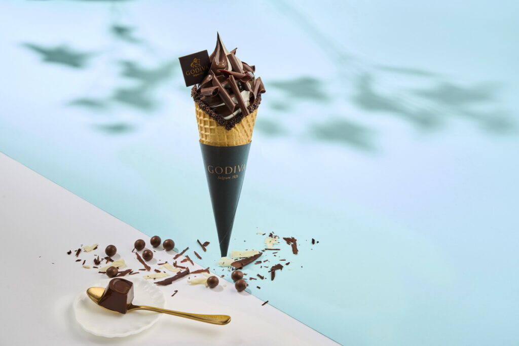 比利時皇室御用巧克力品牌GODIVA睽違四年再度推出限時『霜淇淋買一送一』優惠，為巧克力愛好者營造驚喜，透過巧克力拉近和摯愛的距離，把握與親友共享的美好時光，點亮生活每一刻，迎接全新的2024！