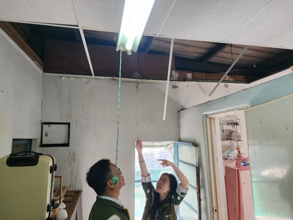過度晃動造成第一塊輕鋼架錯位,其餘輕鋼架將連續掉落,為此芥菜種會透過災損修繕與結構加強,協助受災家庭的安全(芥菜種會提供)