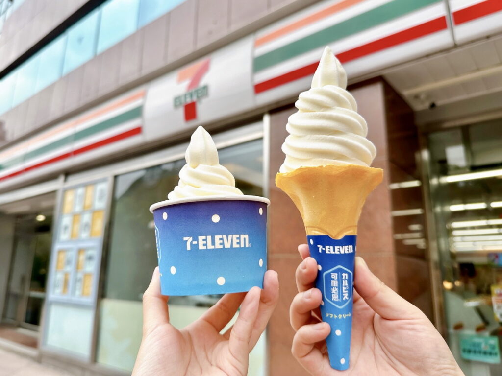 7-ELEVEN自4月3日起於霜淇淋販售門市陸續開賣「可爾必思牛奶霜淇淋」。