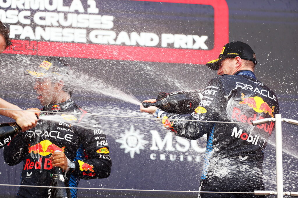 Red Bull 車隊荷蘭籍車手 Max Verstappen 於F1日本站攜手隊友 Sergio Pérez包辦冠亞軍。（Red Bull 提供）