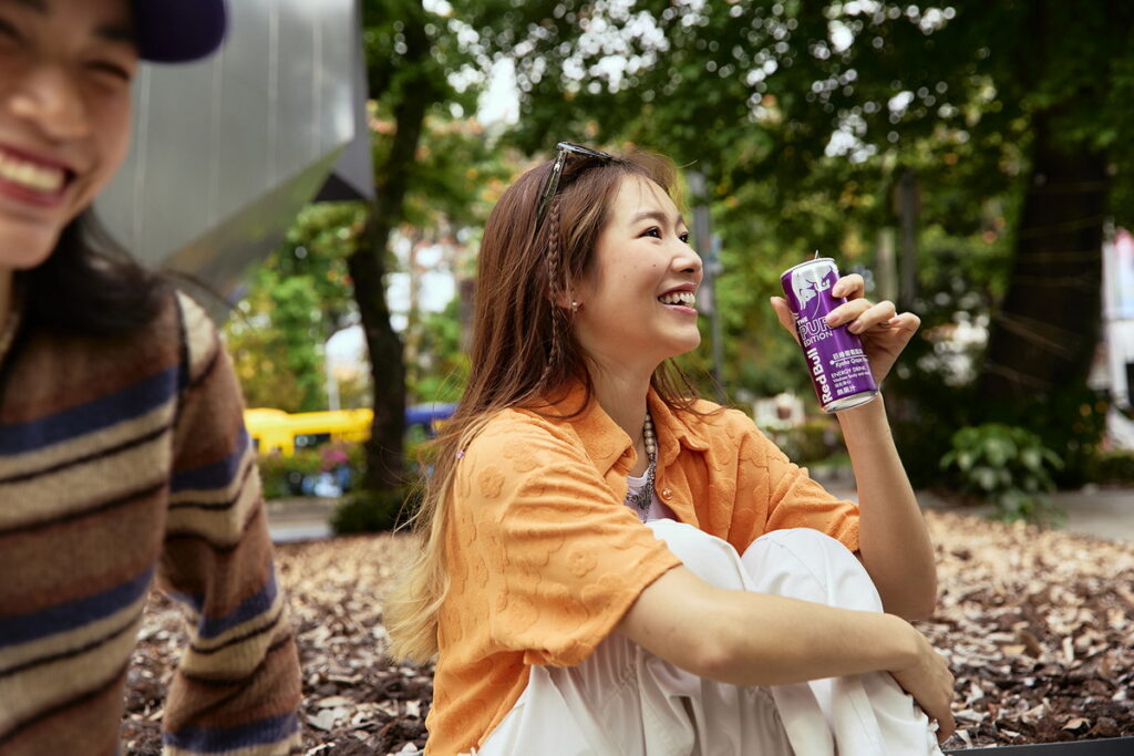 夏天到了，Red Bull Purple Edition 帶給消費者巨峰葡萄香甜滋味與氣泡口感的清爽體驗。（Red Bull 提供）
