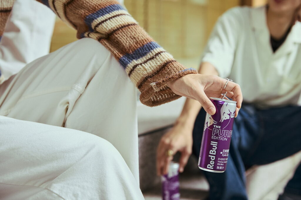 Red Bull 與連鎖手搖、調酒師合作Red Bull Purple Edition 巨峰葡萄風味調飲新品，讓人能從白天喝到夜晚，感受清爽紫浪新滋味。（Red Bull 提供）