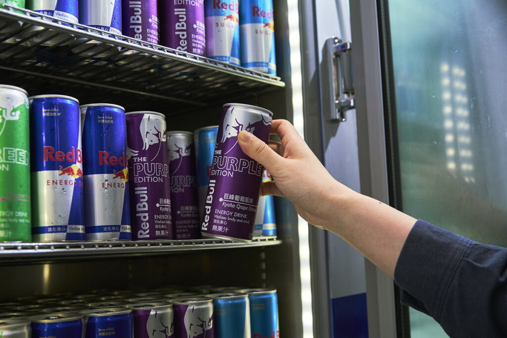 Red Bull Purple Edition 巨峰葡萄風味將於4月3日於台灣各大通路上架，於四大便利超商、量販通路及電商購買享新品優惠。（Red Bull提供）