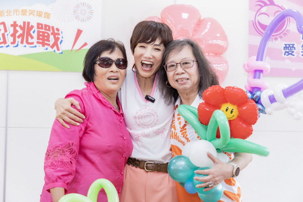  新北市愛笑瑜伽協會創會理事長王淑芳帶著自己的媽媽與婆婆一同參與愛笑俱樂部。