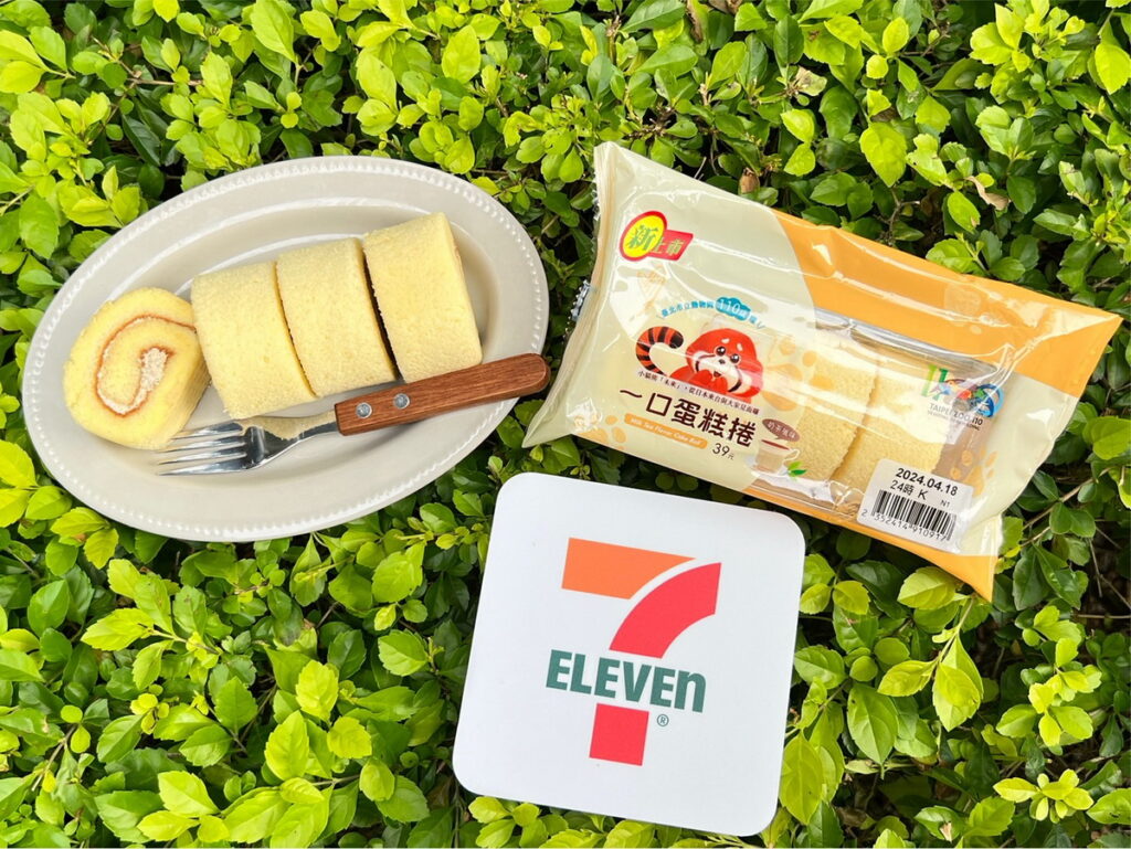 7-ELEVEN攜手臺北市立動物園合作「一口蛋糕捲」，以日本引進的保育物種小貓熊「未來」為設計主題，並提撥賣出商品售價的3%用以支持動物認養保育工作