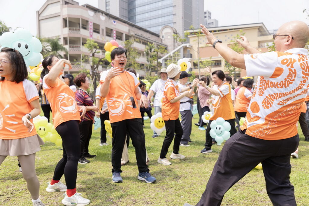 將愛笑瑜伽引進台灣的陳達誠總笑長也下場帶領團練。