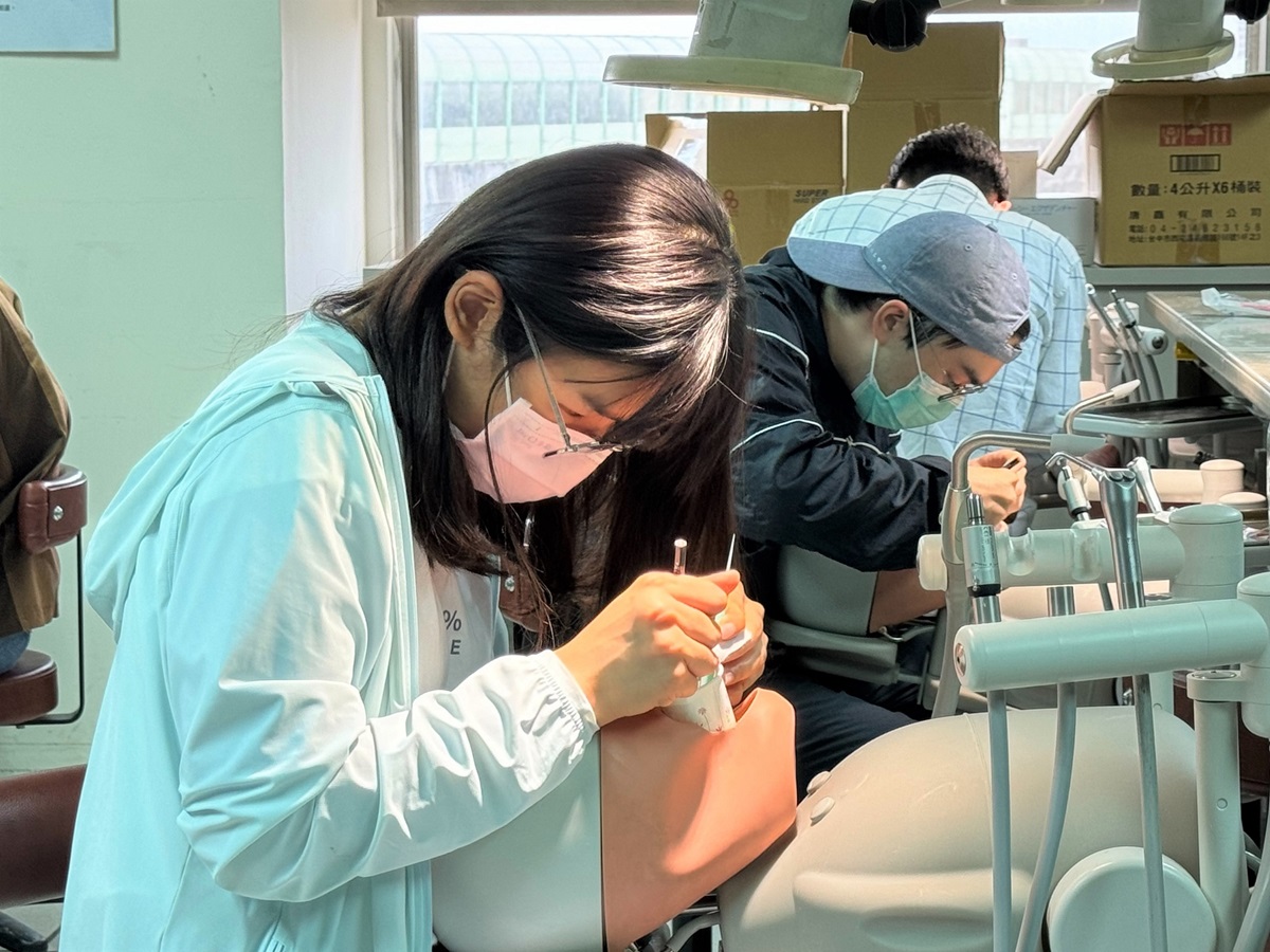高中生專注體驗口內鏡練習，提早感受牙醫系學生的日常。（圖/中山醫大提供）