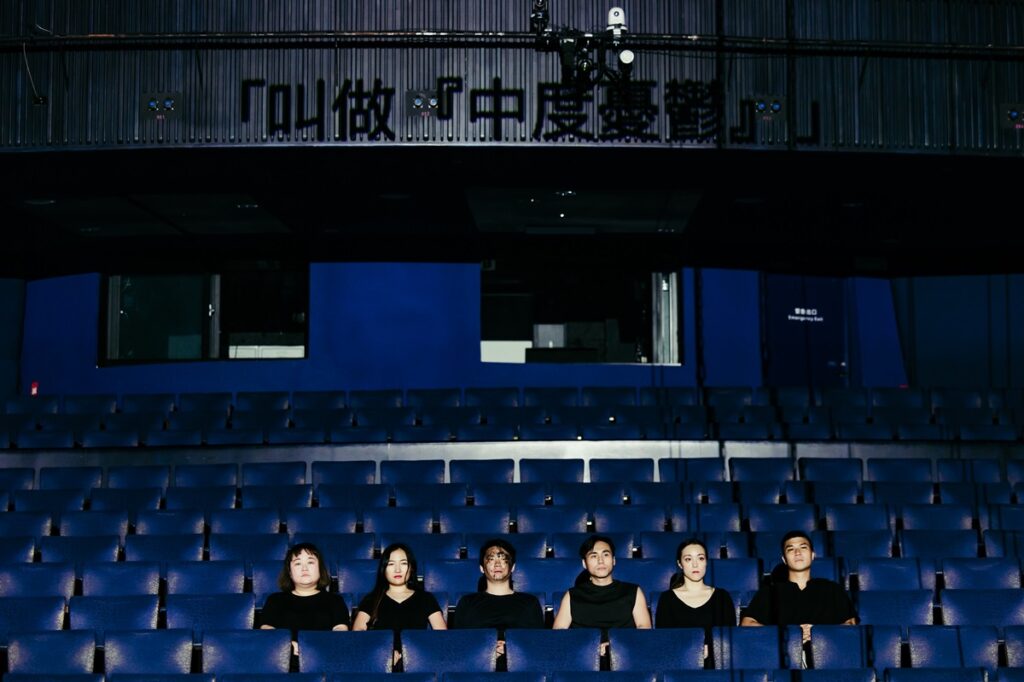 《Sucks in the Middle》中文譯名《中度憂鬱》，取材社會案件與臺中獨特文化，試圖從城市黑暗處呼應當代臺灣人「卡在中間」的處境。（圖/歌劇院提供）