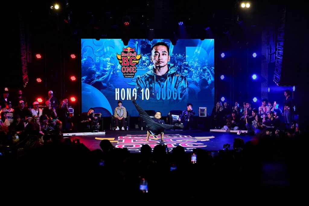 去年於杭州亞運獲得銀牌的韓國傳奇 B-Boy Hong10，特地飛來台灣擔任Red Bull BC One評審並展現依舊頂尖的實力。（Red Bull提供