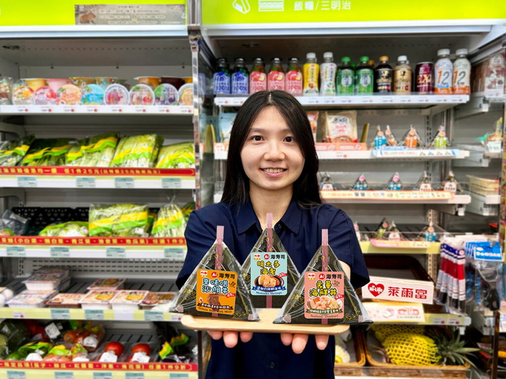 5月1日起，萊爾富與海壽司聯名推出三角飯糰新品-明太子海老、豪華海鮮丼、辛味噌沙朗牛，單件售價皆為49元。