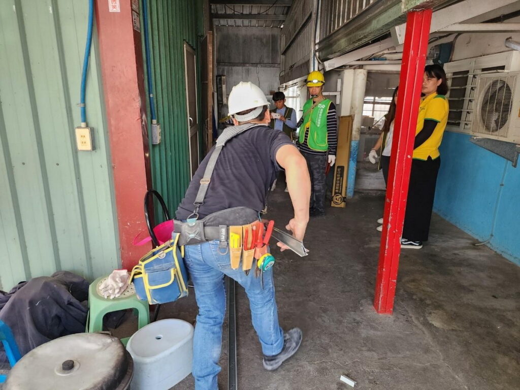 過度晃動造成第一塊輕鋼架錯位,其餘輕鋼架將連續掉落,為此芥菜種會透過災損修繕與結構加強,協助受災家庭的安全(芥菜種會提供)