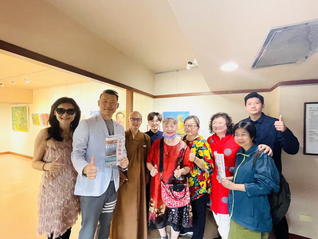 胡家族與南華大學 終身學習學院院長釋知賢(左三)、佛光人教師分會會長 (右一 )宋滌姬 大家合影