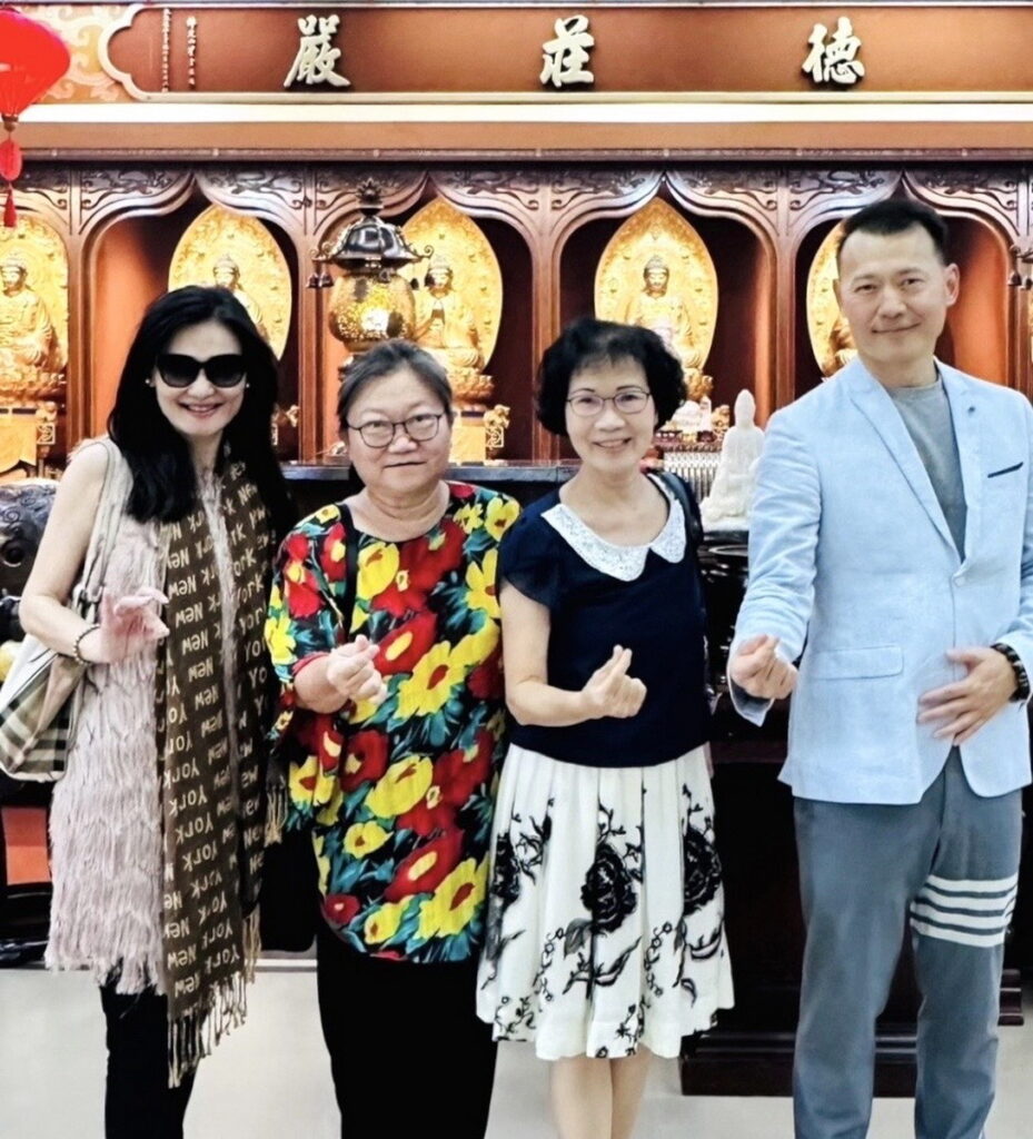 右二:永清國小校長 葉麗錦 右一:鳳凰衛視主持人 胡一虎(畫家 胡嘉蕙的弟弟)左一:南華大學 終身學習學院 榮譽顧問長 胡一鳳(畫家 胡嘉蕙的妹妹)左二:曾榮獲高雄優秀青年 胡嘉蘭(畫家 胡嘉蕙的大姐)胡家姐弟 包括胡嘉蕙皆是 永清國小畢業的與校長合影