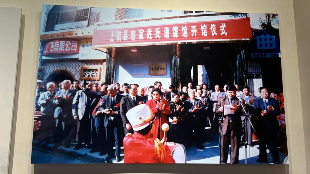 相片中西裝男士與紅衣女士為林志毅的父親，林道端先生與林戴桂蘭女士。