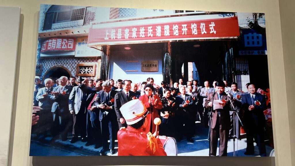 相片中西裝男士與紅衣女士為林志毅的父親,林道端先生與林戴桂蘭女士。