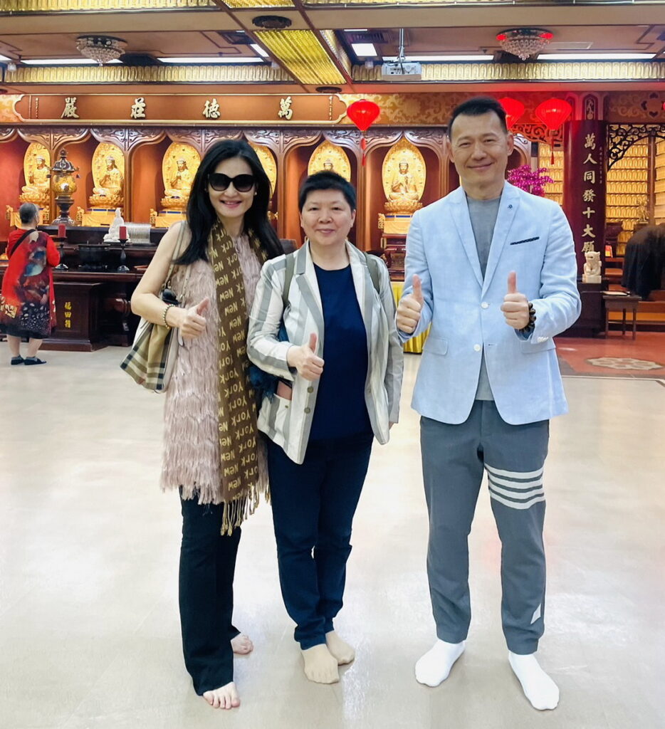 出席貴賓 京桂藝術基金會董事長 劉月桂與胡ㄧ鳳、胡ㄧ虎姐弟合影