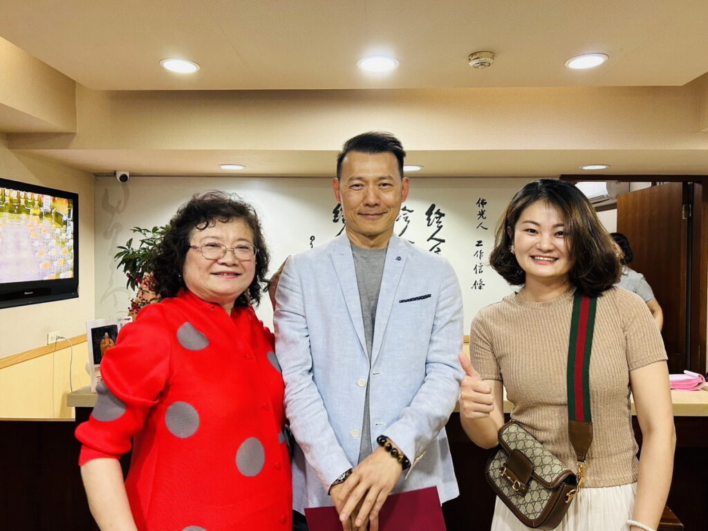與會人士歡喜與畫家姐弟合影