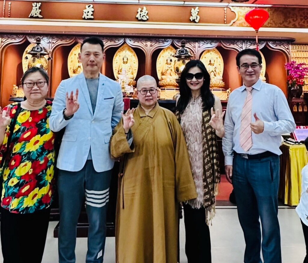(中)普賢寺監寺 知貫法師(左ㄧ)大姐胡嘉蘭 (左二)弟弟胡一虎 (右二)胡ㄧ鳳 (右ㄧ )女婿 蔡樹青 合影