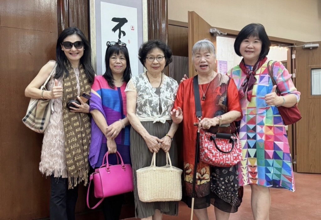 右二 胡嘉蕙母親 胡陳月娥女士 開心與出席賓客合影右ㄧ 藝術家 陳麗光左ㄧ 溫金咖啡 負責人 郭秀鈴 中間 謝黃扁文化藝術基金會董事長 謝郭秀英