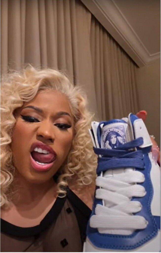 Nicki Minaj X LØCI 系列已於官網獨家販售中。