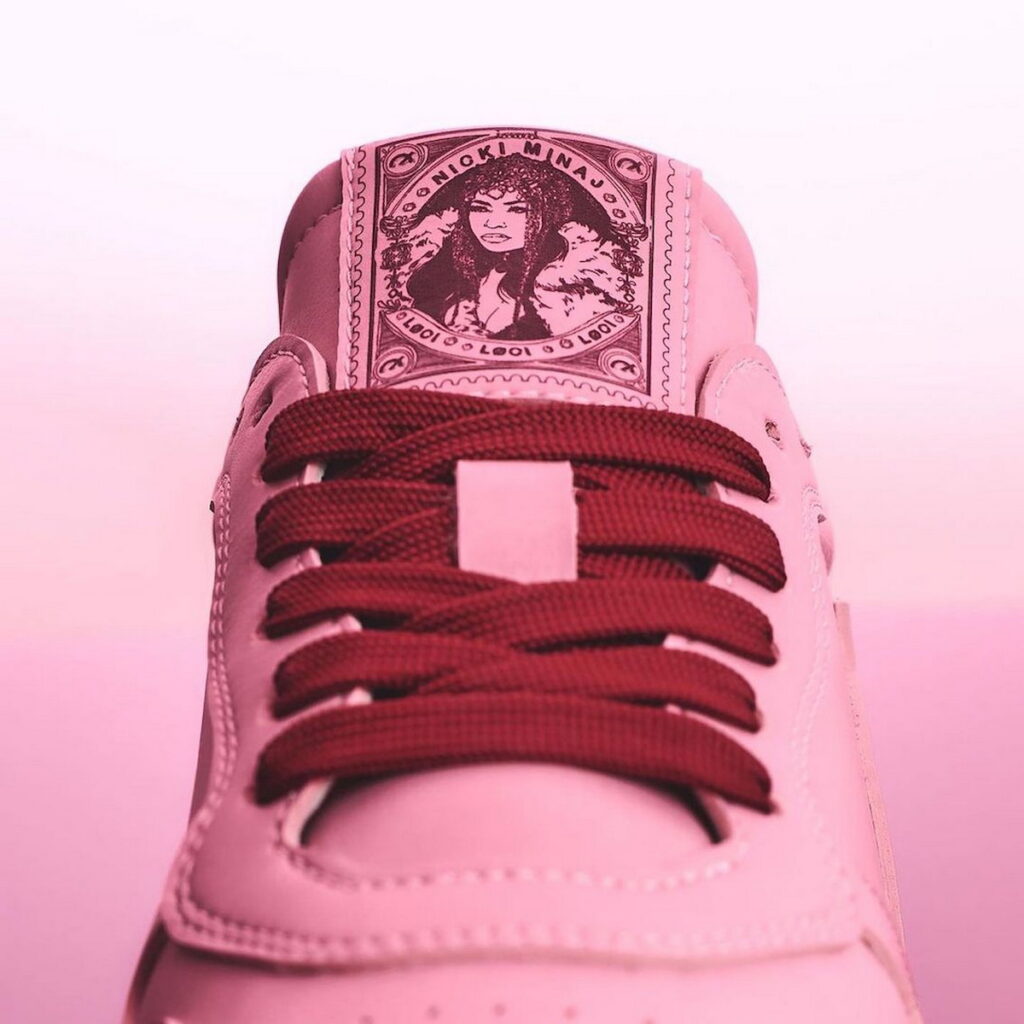 Nicki Minaj X LØCI全系列鞋舌特專屬頭像皇家圖樣，象徵饒舌女皇與LØCI的英國血統致敬。