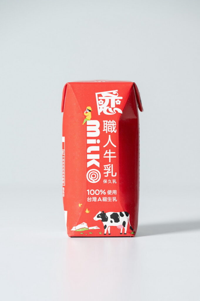 「戀職人牛乳」香醇濃郁，主打 200ml 常溫即飲小包裝設計，攜帶方便無須冷藏，是營養補充好選擇。