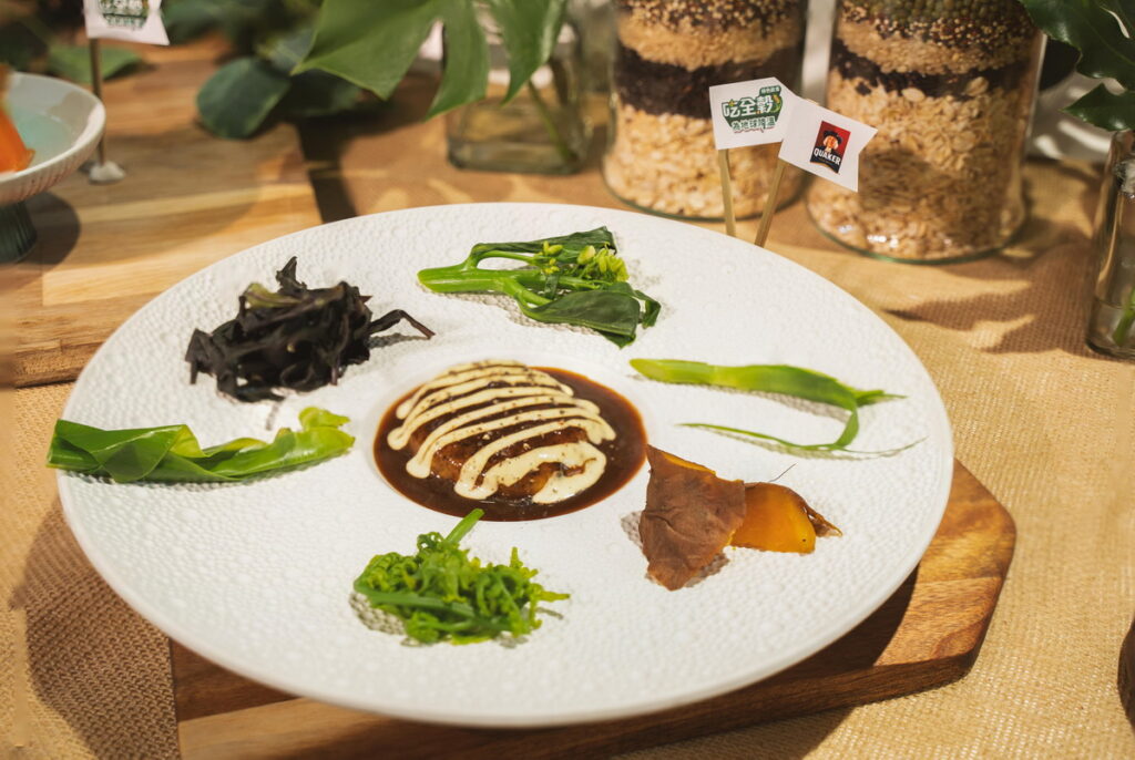 主餐《與穀共生》以桂格大燕麥片代替肉食的綠食想像。食材使用原產地蔬果，讓永續星球當季當令