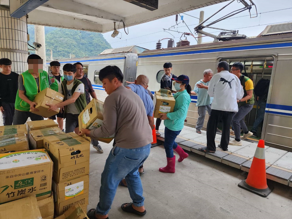 和仁部落的救援物資透過火車進行運送，現場許多熱心民眾自發性協助芥菜種會搬運。（芥菜種會提供）