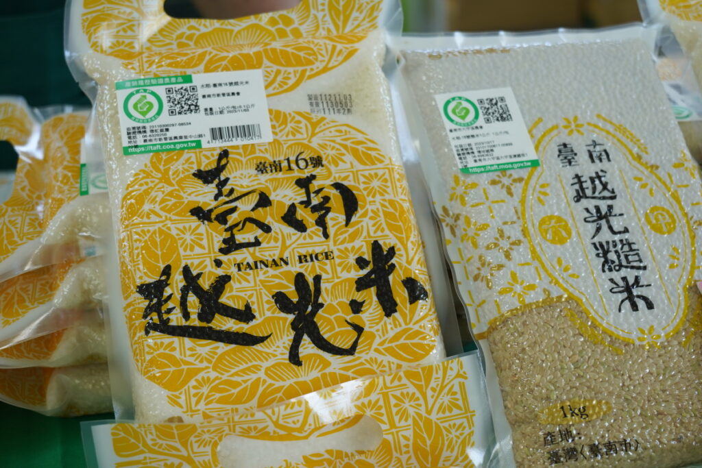 臺南著名的越月米口感Q彈香軟，本週來到花博農民市集就可買到