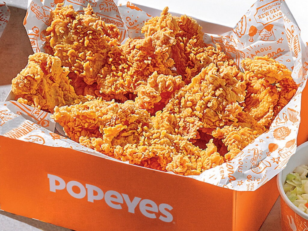 全球知名連鎖速食潮牌「Popeyes」經典明星商品爽脆炸雞，秘製肯瓊香料醃漬12小時、20次裏製粉漿工序，爽脆入魂、極盡鮮嫩。