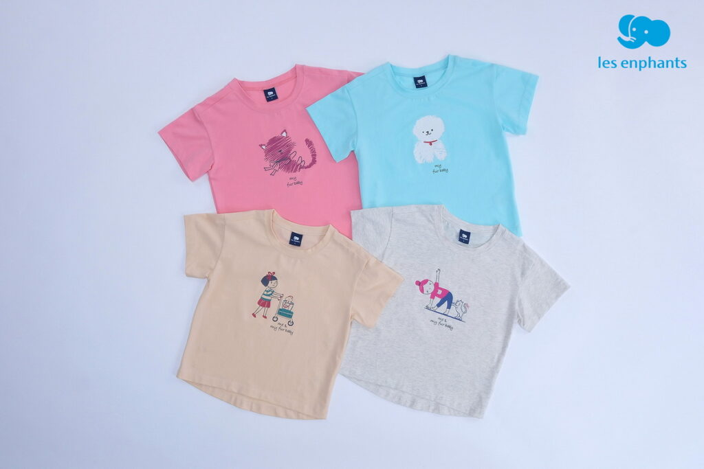 麗嬰房此次活動贈送「兒童守護毛孩冰瓷棉T恤」，透過手繪風格展現與毛孩們的日常，將愛護動物的理念帶入生活中。