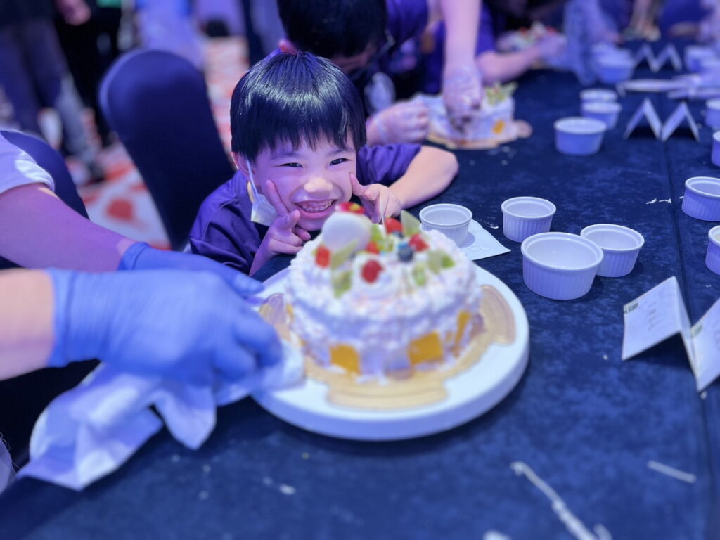 長榮酒店帶領孩童們DIY母親節蛋糕。