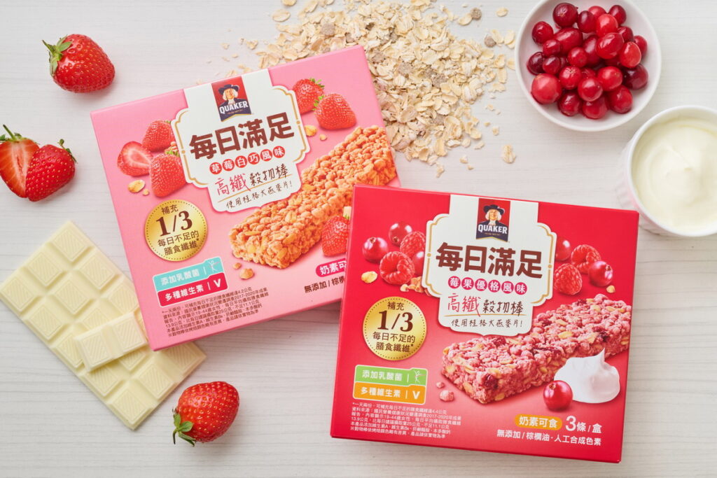 「桂格每日滿足高纖穀物棒」推出莓果優格及草莓白巧兩種口味，助消費者每日心情、健康都滿足。
