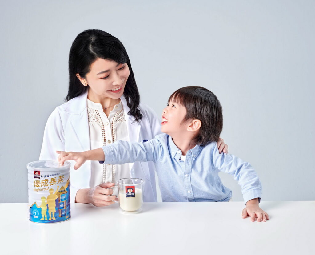 禾馨小兒專科主治陳菁兒醫師提醒孩童發金發育期一歲至學齡前，越早開始關注孩子成長越好