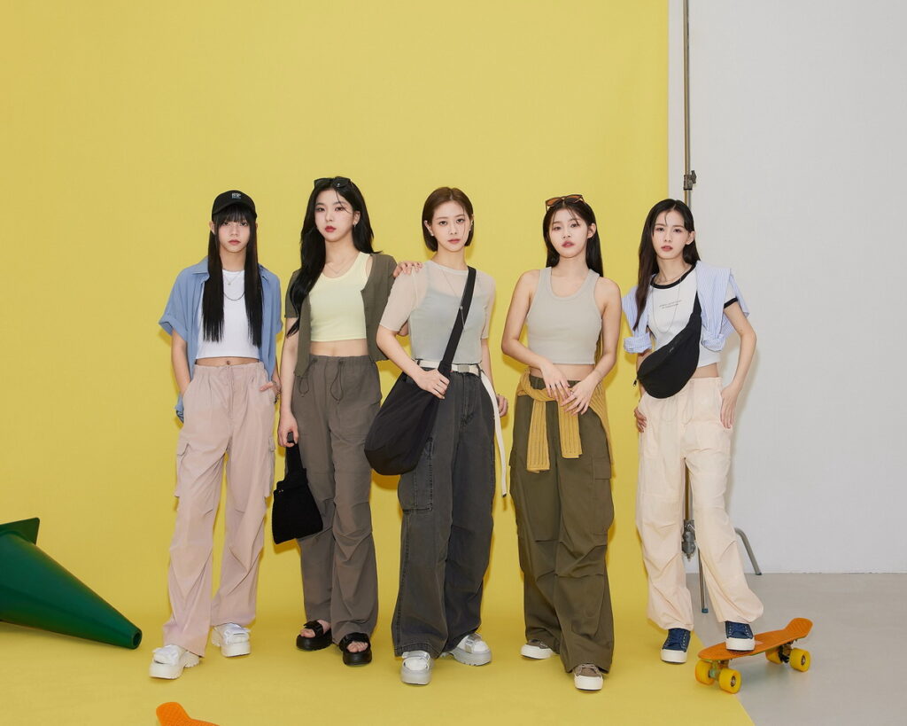 大勢女團「GENBLUE幻藍小熊」成員Vicky、Ayeon（阿勇）、XXIN、容容、毓（由左至右依序）穿上GU「極致工裝系列」褲款，展現率性風格。