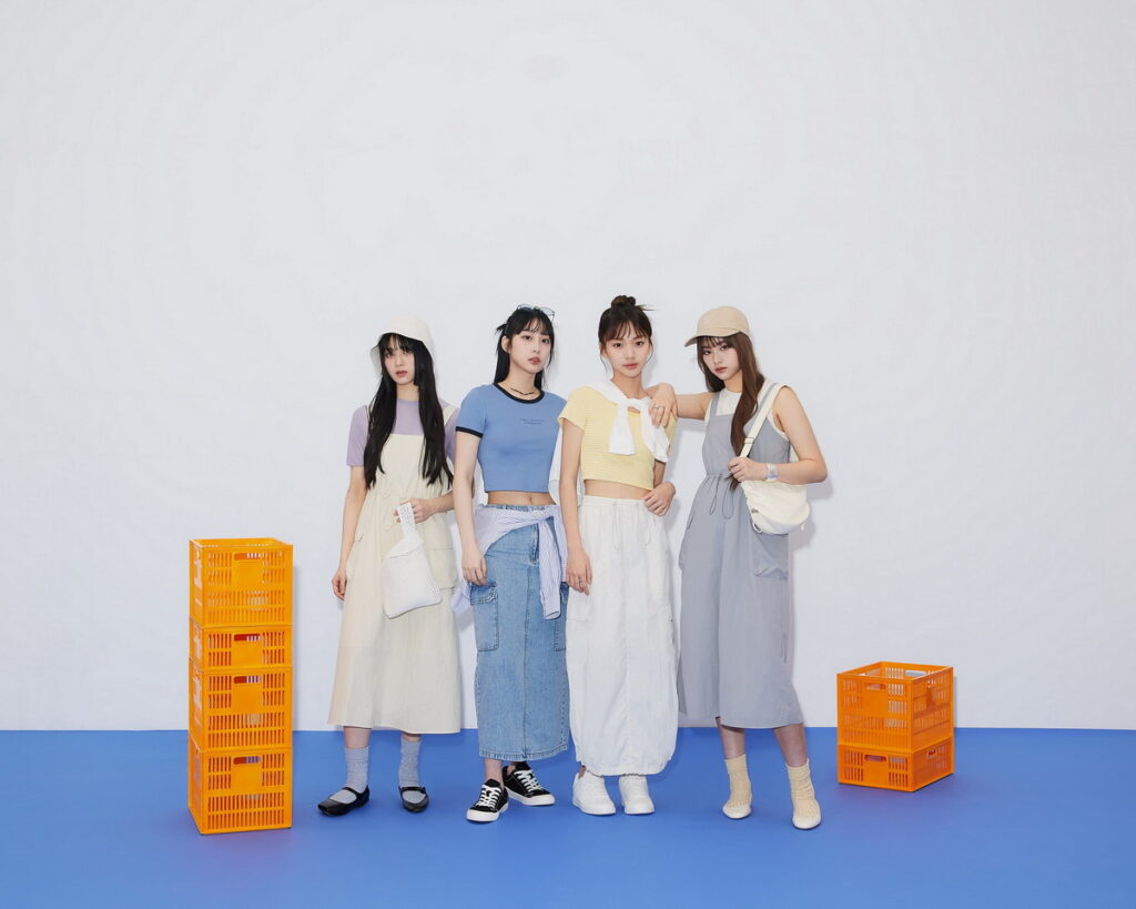大勢女團「GENBLUE幻藍小熊」成員許媛媛、BIDO、采甄、Nico（由左至右依序）穿上GU「極致工裝系列」率性微甜的裙裝單品。