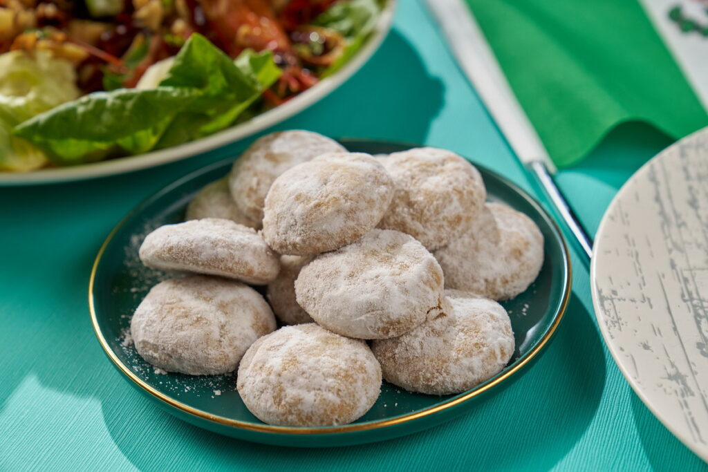 婚慶典禮中時常出現的「墨西哥婚禮餅乾」，白色糖厢包裹著堅果餅乾，口感酥鬆香甜（台北福華大飯店提供）