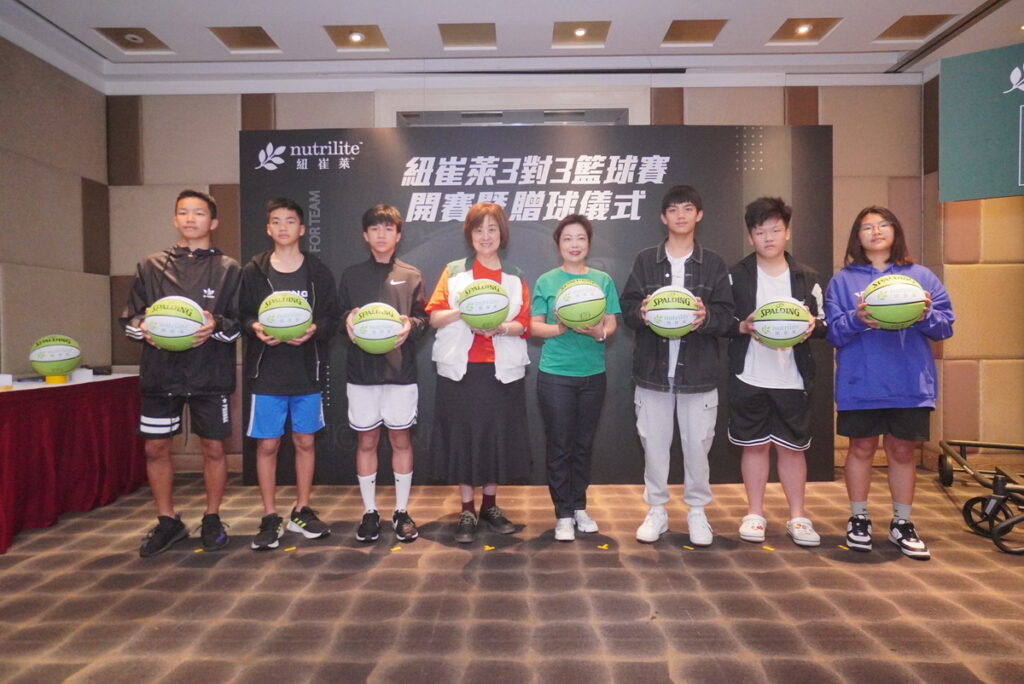 安麗台灣透過家扶基金會，贈予籃球給全台家扶中心課輔班，陪伴愛運動的孩子們一同健康的成長