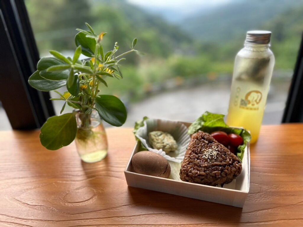 富士大飯店與「台北女兒茶」合作，民眾參加活動可享用南港包種茶入菜的特色餐盒。