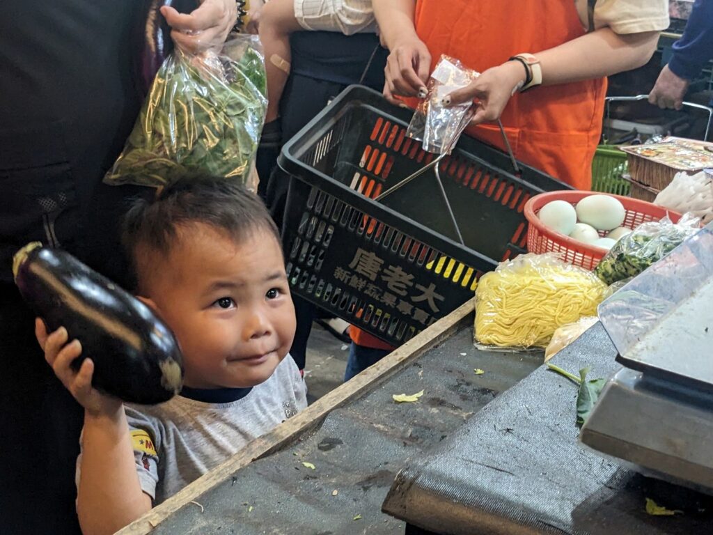慢飛天使小焄在此次社區融合體驗活動中收穫滿滿，伊甸也藉此活動與周圍店家串起「友善生活圈」。